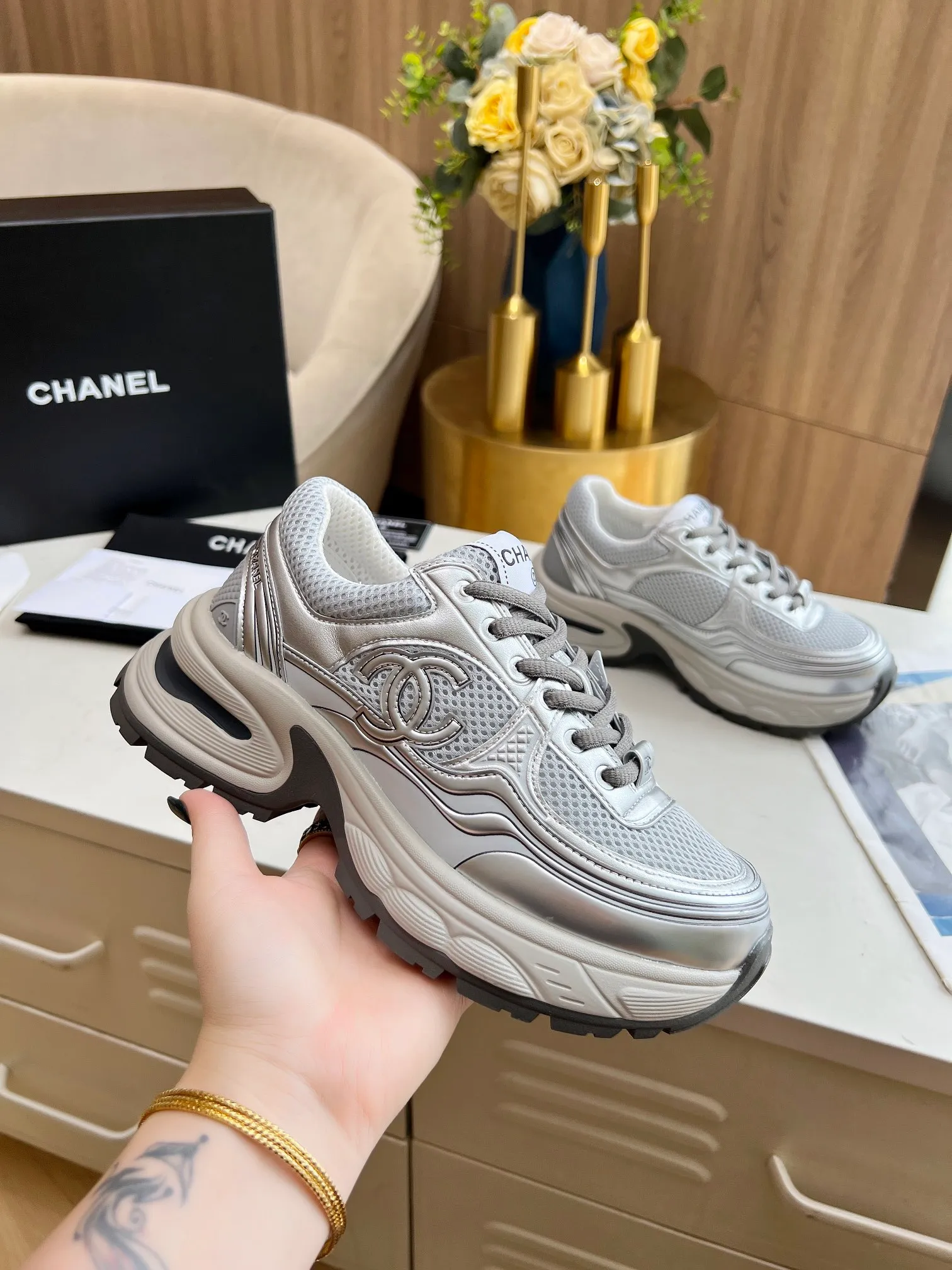 👟👟Ex-factory price 640👟👟 Women's shoe factory chanel Chanel early spring vacation series latest casual sports shoes silver white, gold white, silver gray, black and red! Incomparably beautiful and easy to wear, very light, the lining is also super soft, super comfortable, the upper is breathable, the color is high-end and durable, versatile. Upper: cowhide and cloth stitching. Inner: breathable mesh. Original foam combination outsole. Size: 35-40.